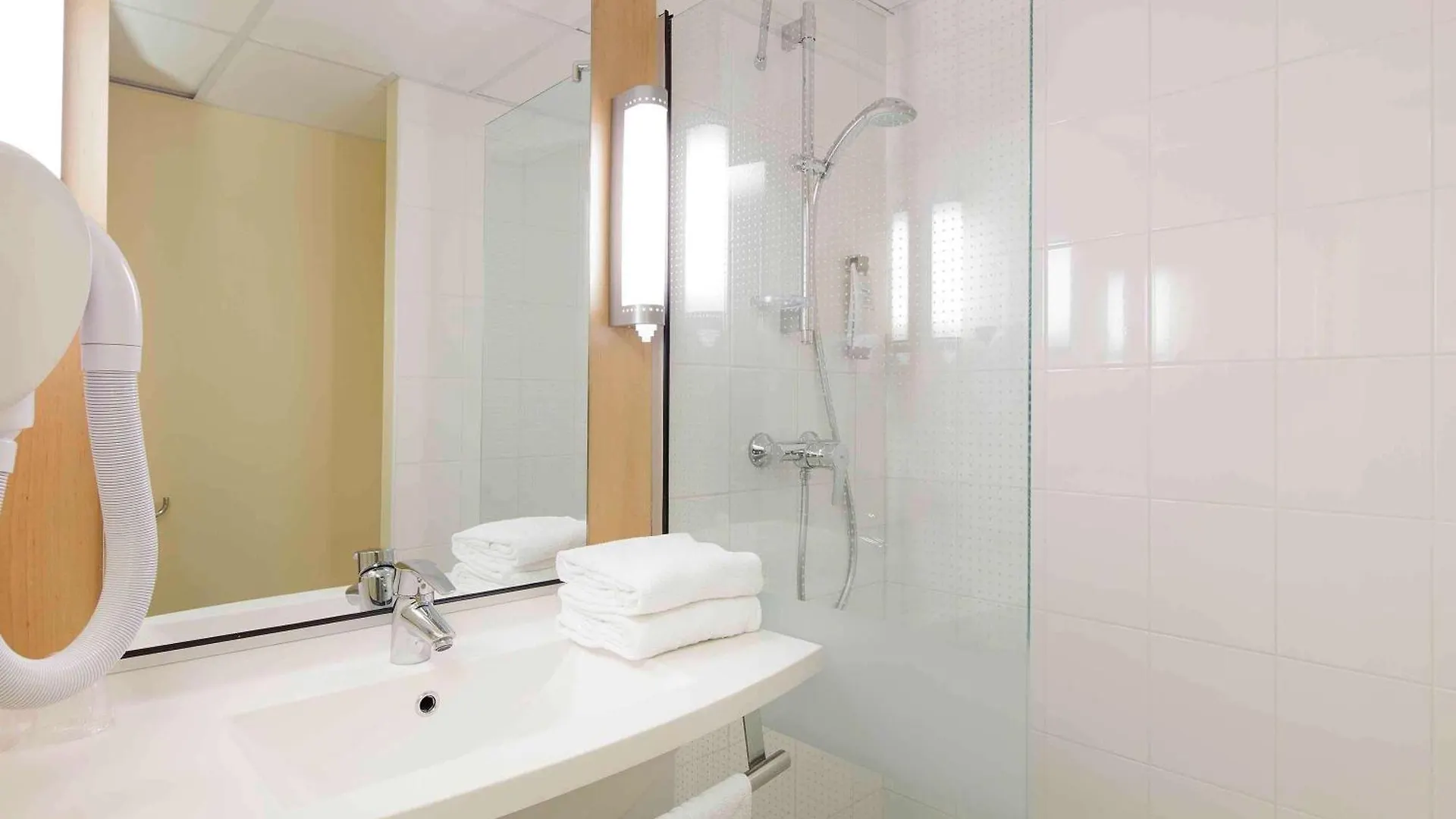 Hotel Ibis Guingamp Coeur De Bretagne Ploumagoar