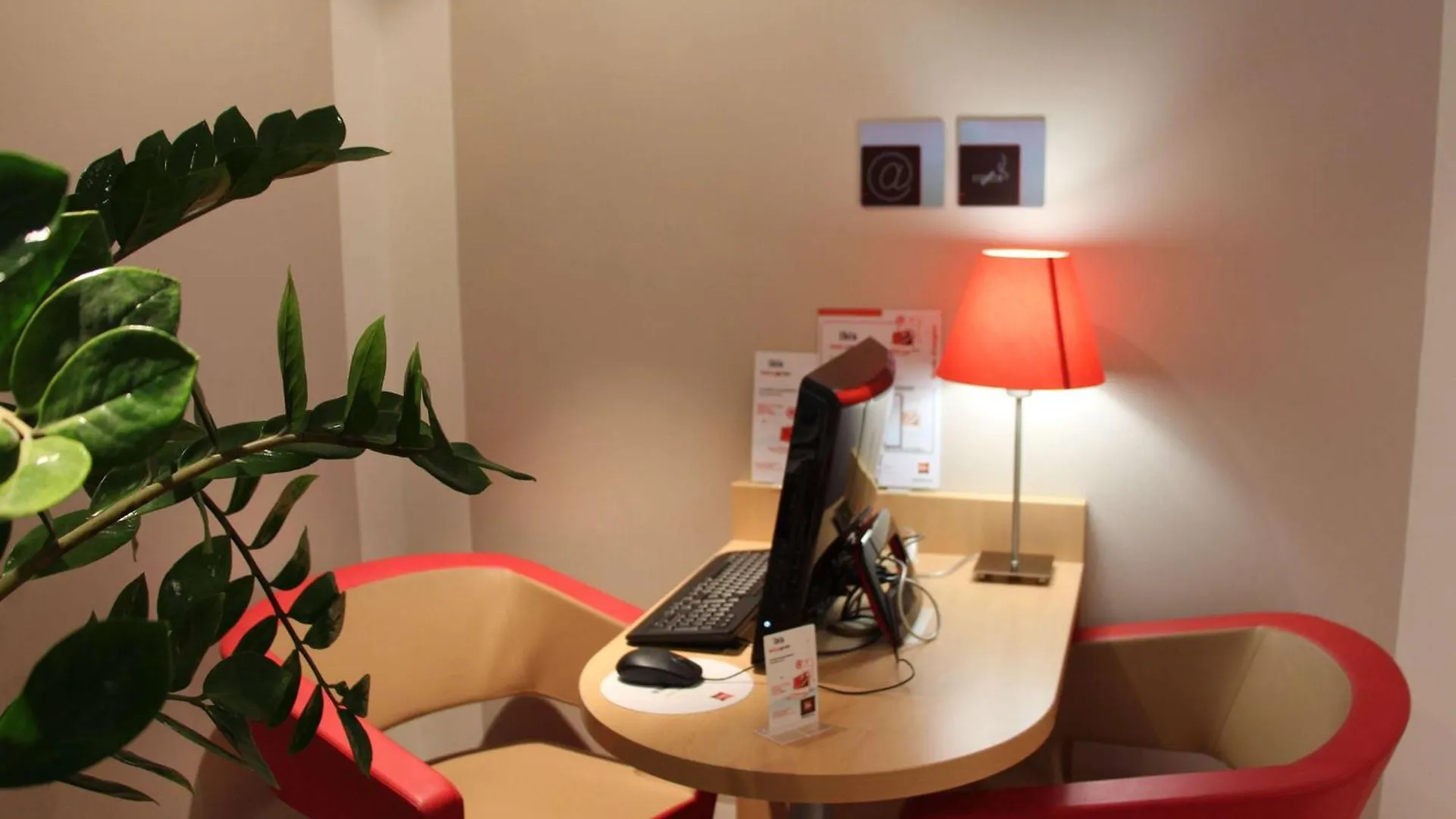 Hotel Ibis Guingamp Coeur De Bretagne Ploumagoar 3*,