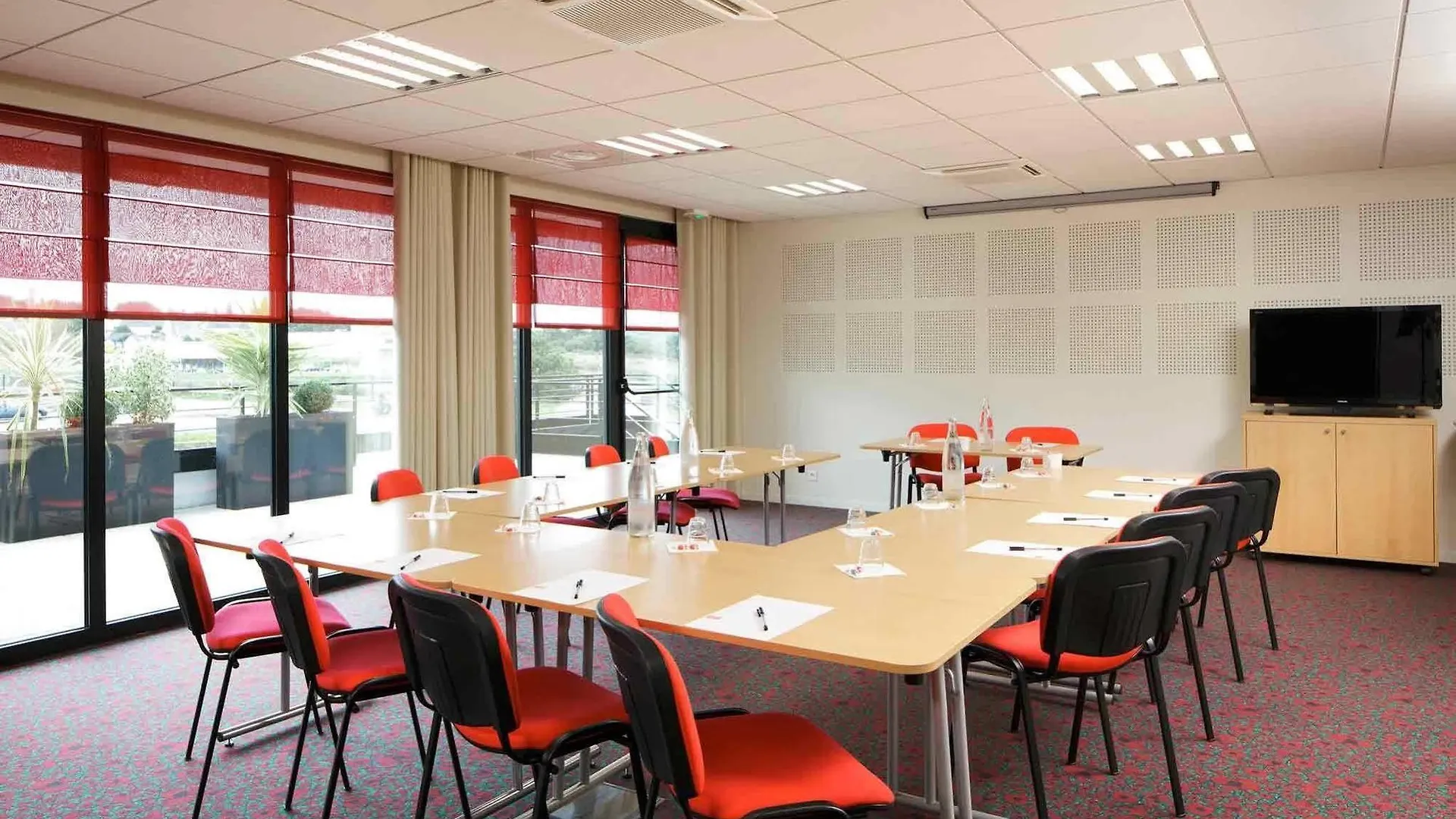 Hotel Ibis Guingamp Coeur De Bretagne Ploumagoar 3*,